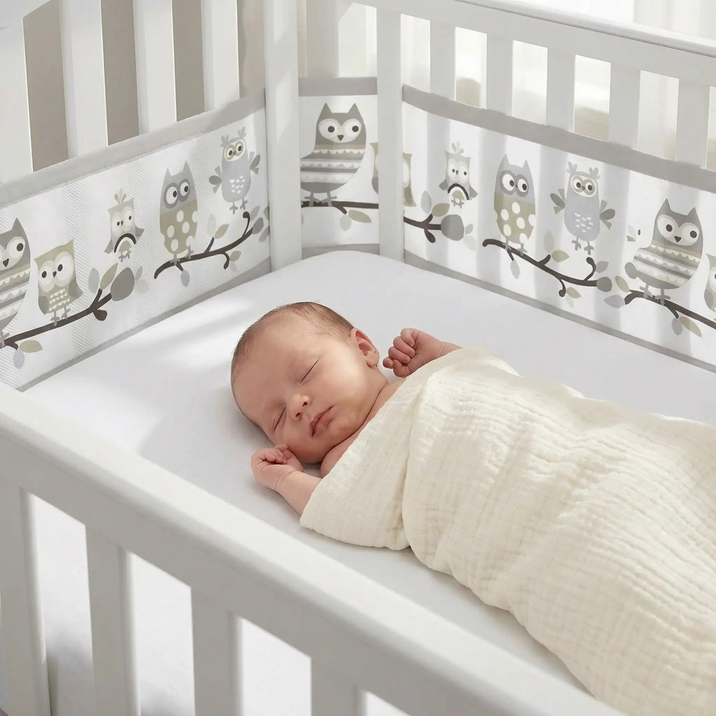 Bébé dort paisiblement dans berceau avec tour de lit respirant Aérosafe Hibou