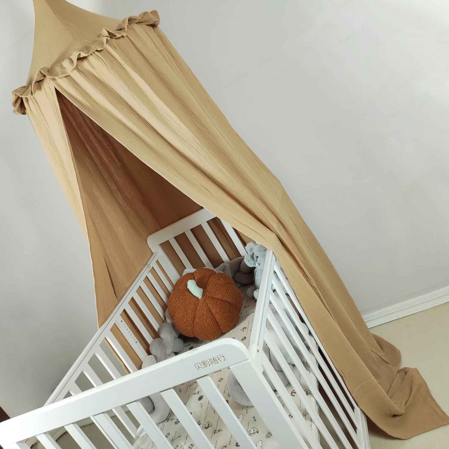 Ciel de lit bébé suspendu sur berceau blanc - Douceur Protectrice