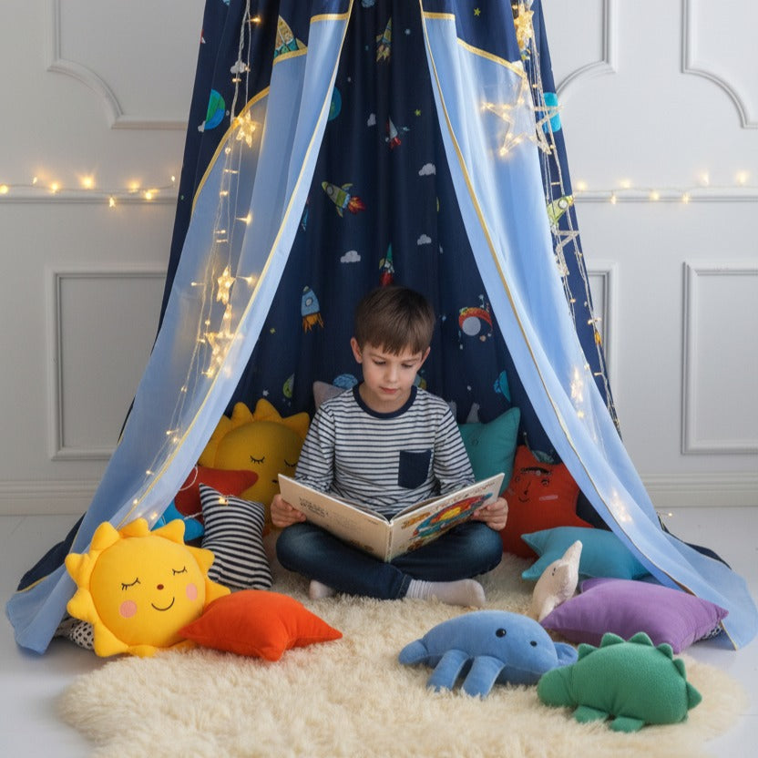 Garçon lit livre sous ciel de lit bébé garçon spatial