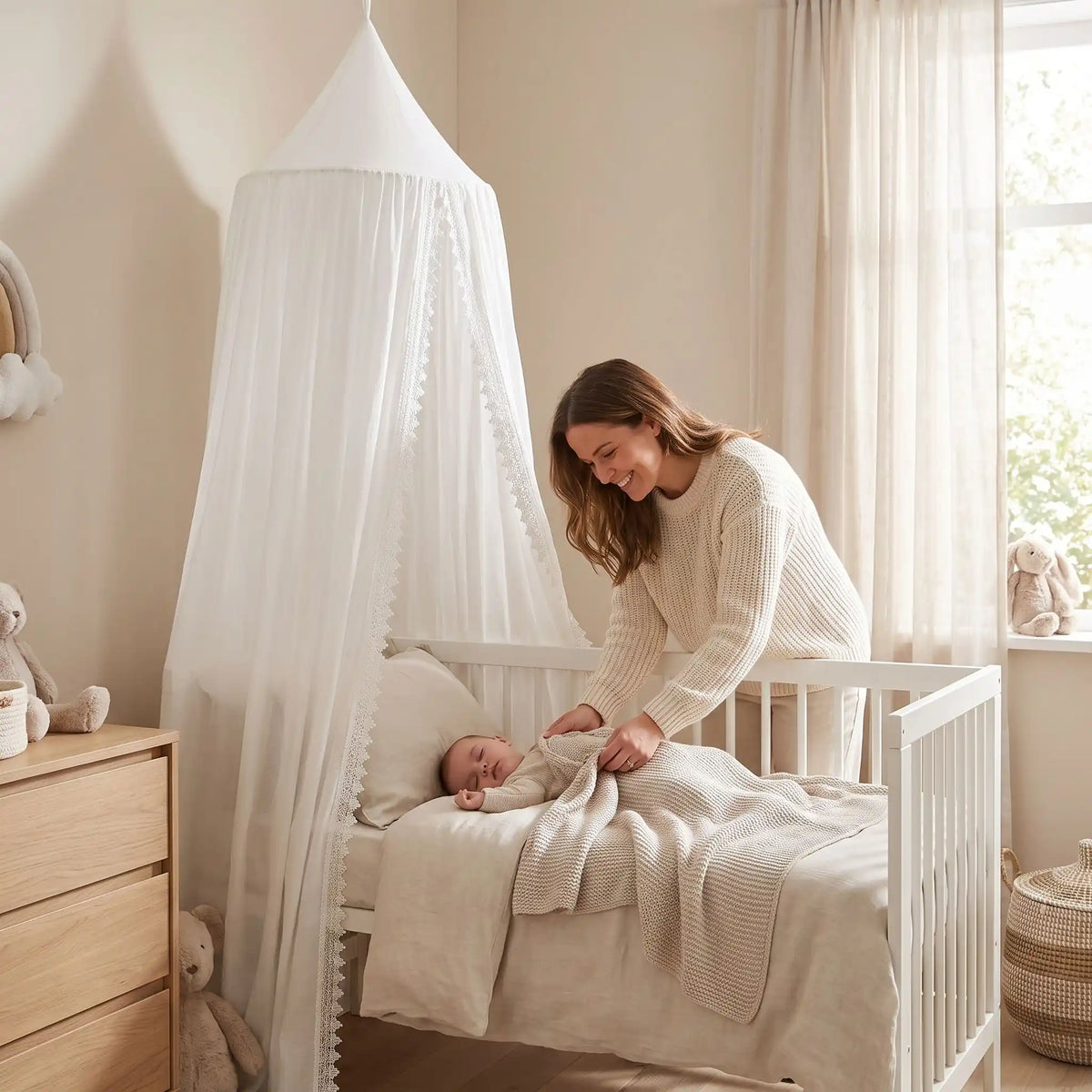 Maman souriante ajuste couverture bébé dort sous ciel de lit bébé fille doux nuage