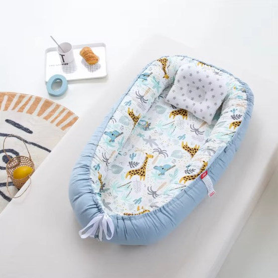 Nid bebe bleu avec motifs girafe confortable Cocoon Respirant