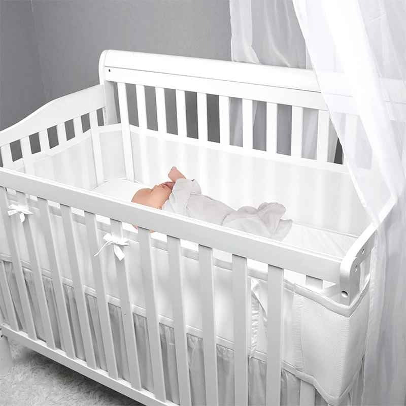 Tour de lit respirant protège un bébé qui dort paisiblement dans berceau AirSafe