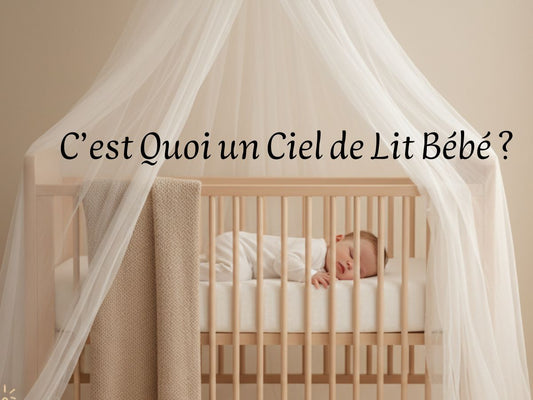 Bébé dort paisiblement dans un berceau sous un ciel de lit bébé blanc