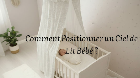 Bébé dort sereinement sous ciel de lit bébé - sommeil serein bébé