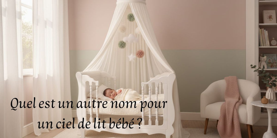 Ciel de lit protecteur blanc suspendu sur un berceau avec bébé sommeil paisible