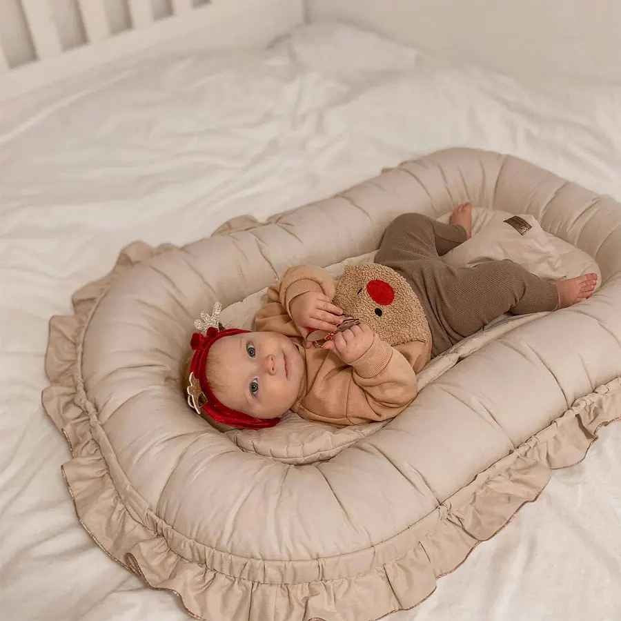 Bébé allongé paisiblement dans Lit cocon bebe sur lit Douceur Maternelle