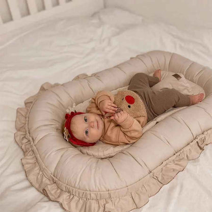 Bébé allongé paisiblement dans Lit cocon bebe sur lit Douceur Maternelle
