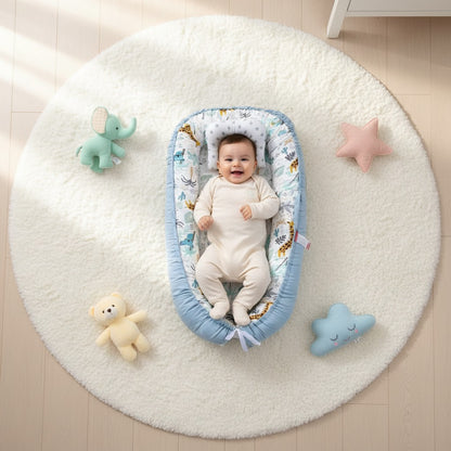 Bébé allongé souriant dans nid bebe bleu avec motifs girafe Cocoon Respirant