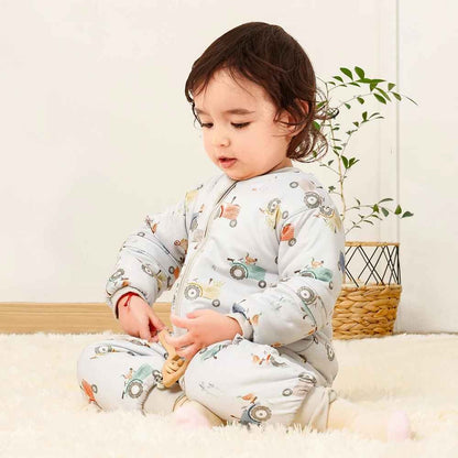 Bébé assit avec Gigoteuse bébé hiver motifs voitures Doux Rêves