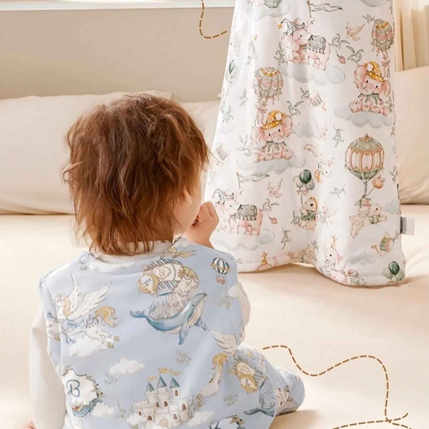 Bébé assit avec Turbulette coton bleu Douillette Chauffante