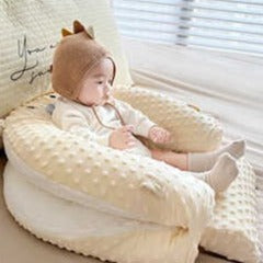 Bébé assit confortablement dans cocon Bébé beige Sommeil Paisible