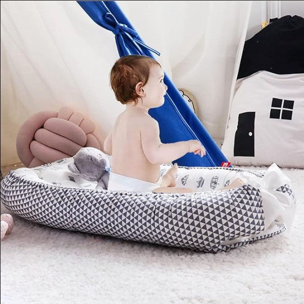Bébé assit confortablement dans cocon pour bebe Couronne