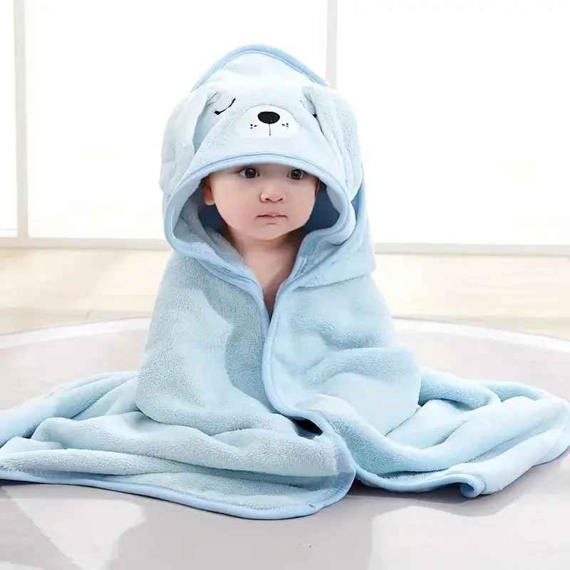 Bébé assit protégé par couverture enveloppante bebe bleue - Coton Douceur