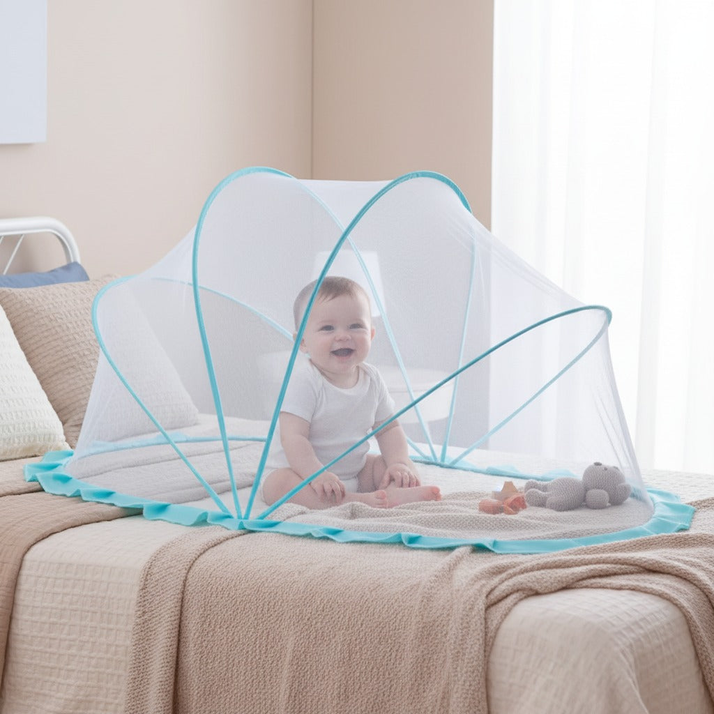 Bébé assit souriant dans moustiquaire lit bébé protection naturelle pliable