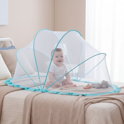 Bébé assit souriant dans moustiquaire lit bébé protection naturelle pliable