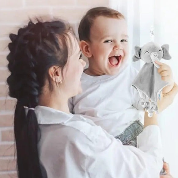 Bébé avec maman souriant tenant Doudou bébé éléphant Ultra doux