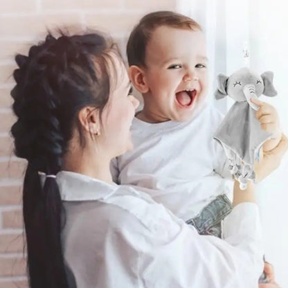 Bébé avec maman souriant tenant Doudou bébé éléphant Ultra doux