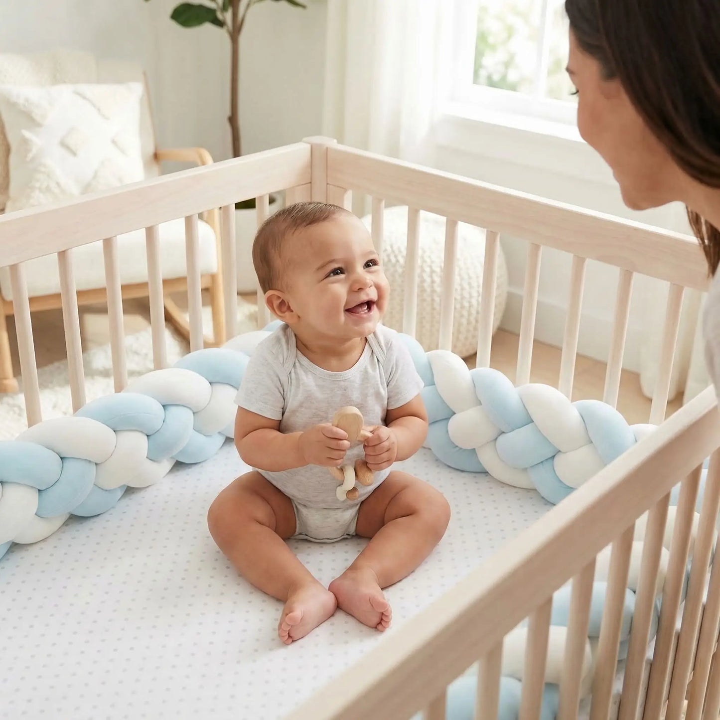 Bébé dans berceau avec tresse de lit bleu blanc rêve tressé