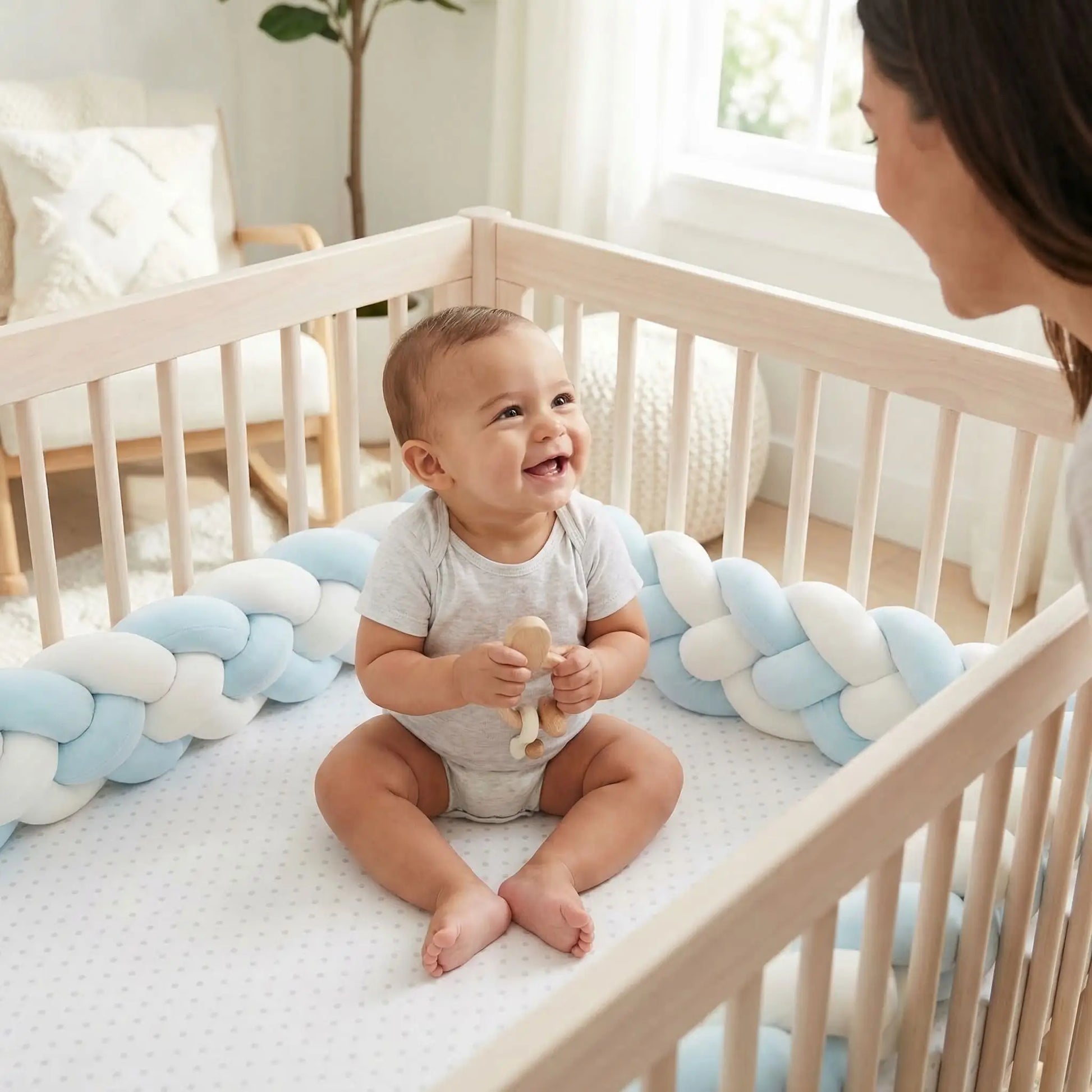 Bébé dans berceau avec tresse de lit bleu blanc rêve tressé