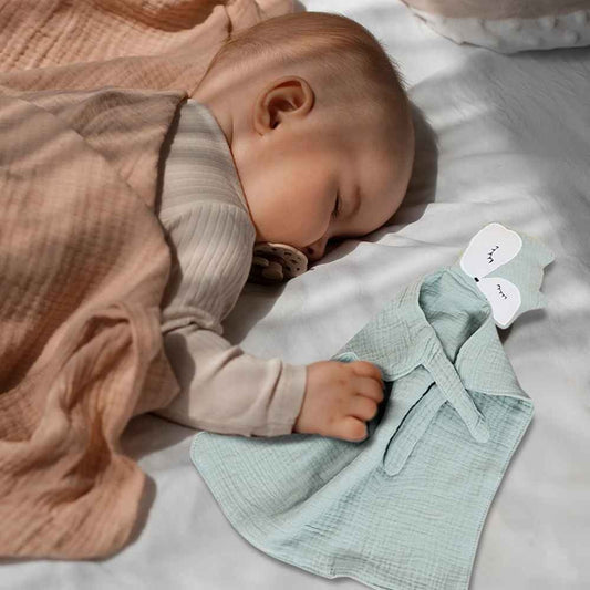 Bébé dormant paisiblement avec Doudou bébé Renard en Coton Doux Apaisant