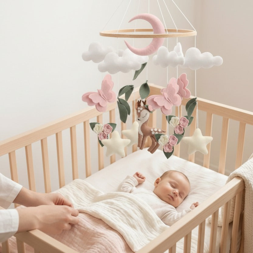 Bébé dort berceau avec mobile bébé Feutre Artisanal