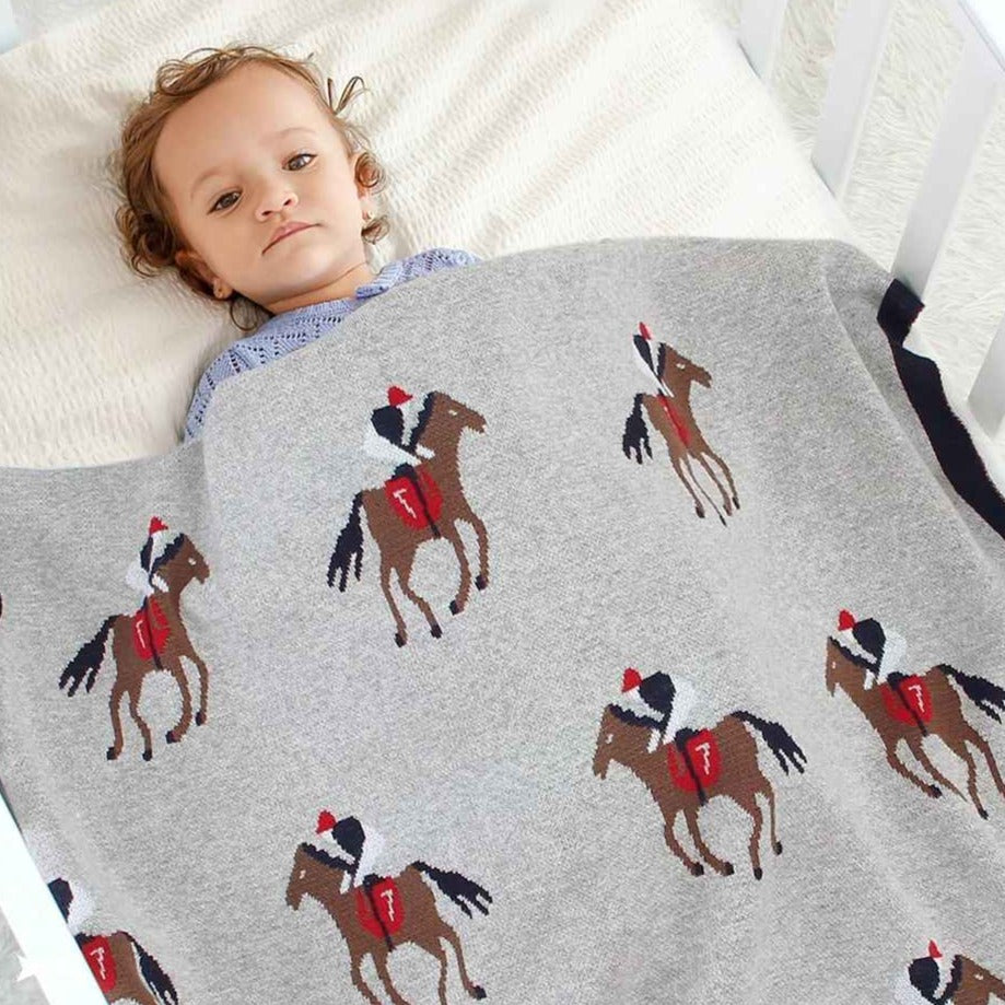 Bébé dort confortablement couvert par la Couverture douce bebe Coton Bambou Premium