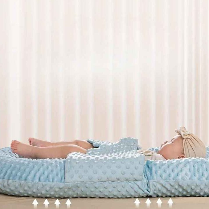 Bébé dort dans Réducteur de lit évolutif ergonomique Cocoon Doux