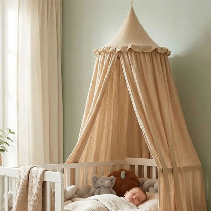 Bébé dort dans berceau avec Ciel de lit bébé en mousseline de coton - Douceur Protectrice