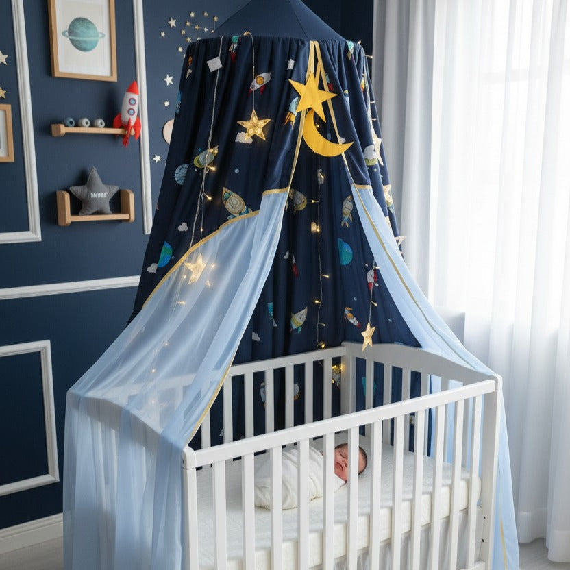 Bébé dort dans berceau avec ciel de lit bébé garçon spatial