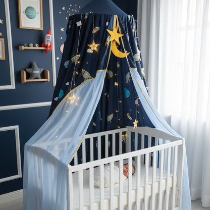 Bébé dort dans berceau avec ciel de lit bébé garçon spatial
