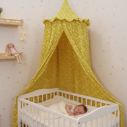 Bébé dort dans berceau avec ciel de lit bebe mousseline coton