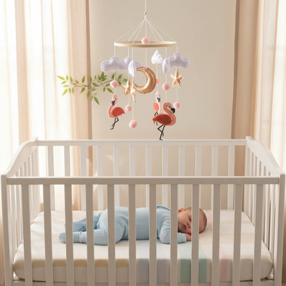 Bébé dort dans berceau avec mobile bébé flamant rose sweetdreams
