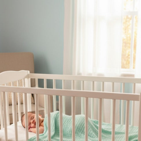 Bébé dort paisiblement avec Couverture bébé douce Mousseline Cocooning