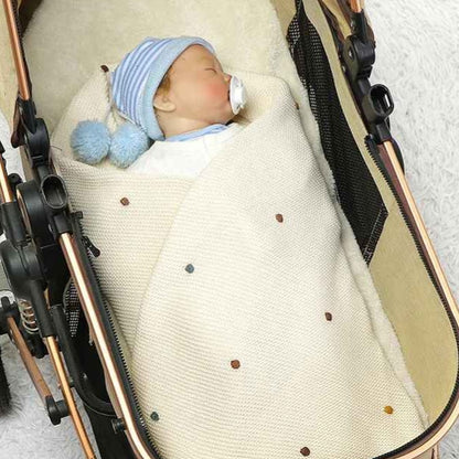 Bébé dort paisiblement avec Couverture douce bebe DOUX TRICOT