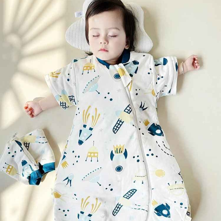 Bébé dort paisiblement avec Gigoteuse Hivernale motif -monde spatial CozySleep