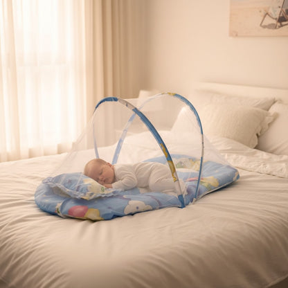 Bébé dort paisiblement avec Moustiquaire Lit Bébé SleepNest Bleu