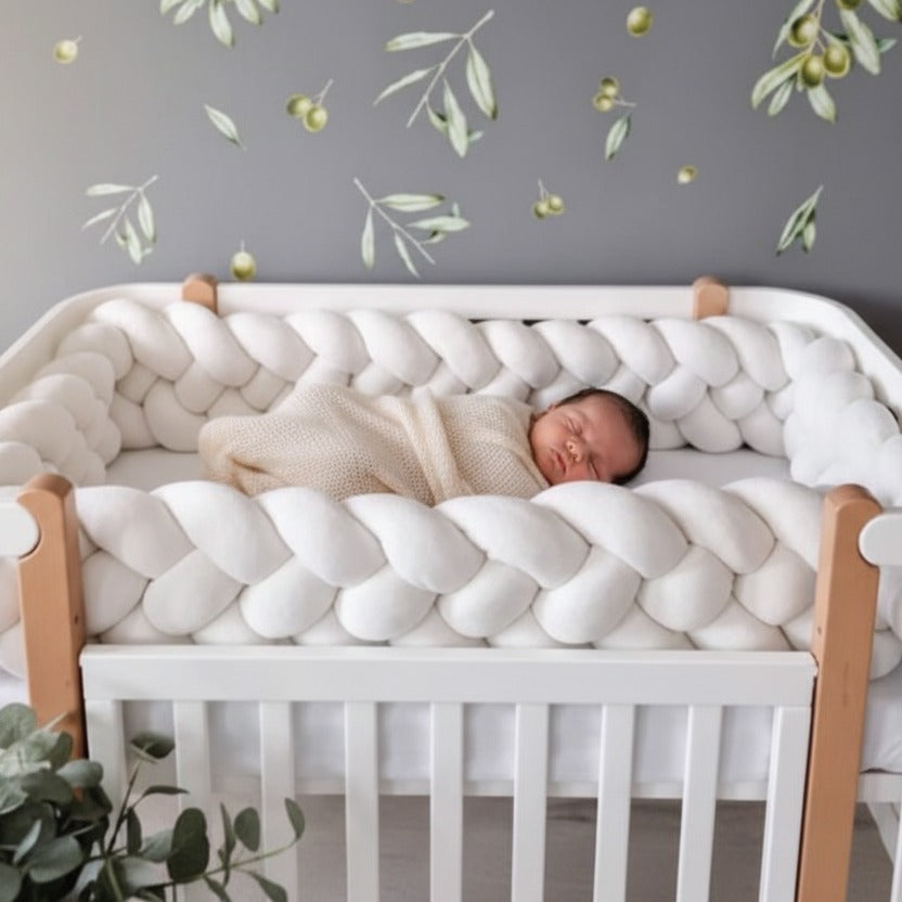 Bébé dort paisiblement avec Tresse de lit douce TRESSI