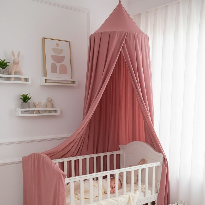 Bébé dort paisiblement avec ciel de lit bebe vieux rose