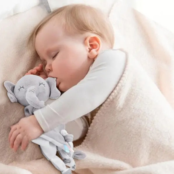 Bébé dort paisiblement avec doudou bébé éléphant gris Ultra doux