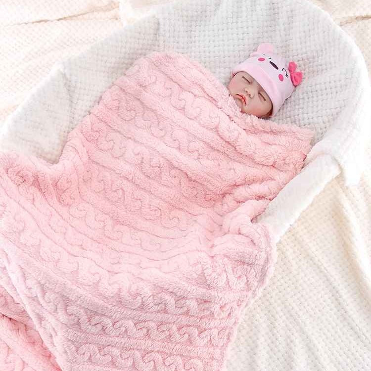 Bébé dort paisiblement couvert par petite couverture bebe rose - Soft Sleep