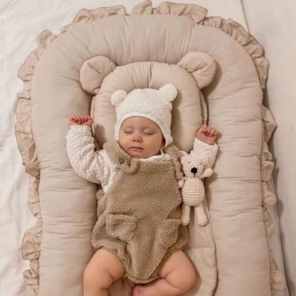 Bébé dort paisiblement dans Lit cocon bebe beige - Douceur Maternelle