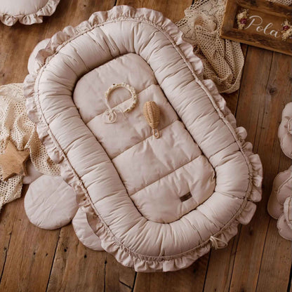 Bébé dort paisiblement dans Lit cocon bebe beige léger - Douceur Maternelle