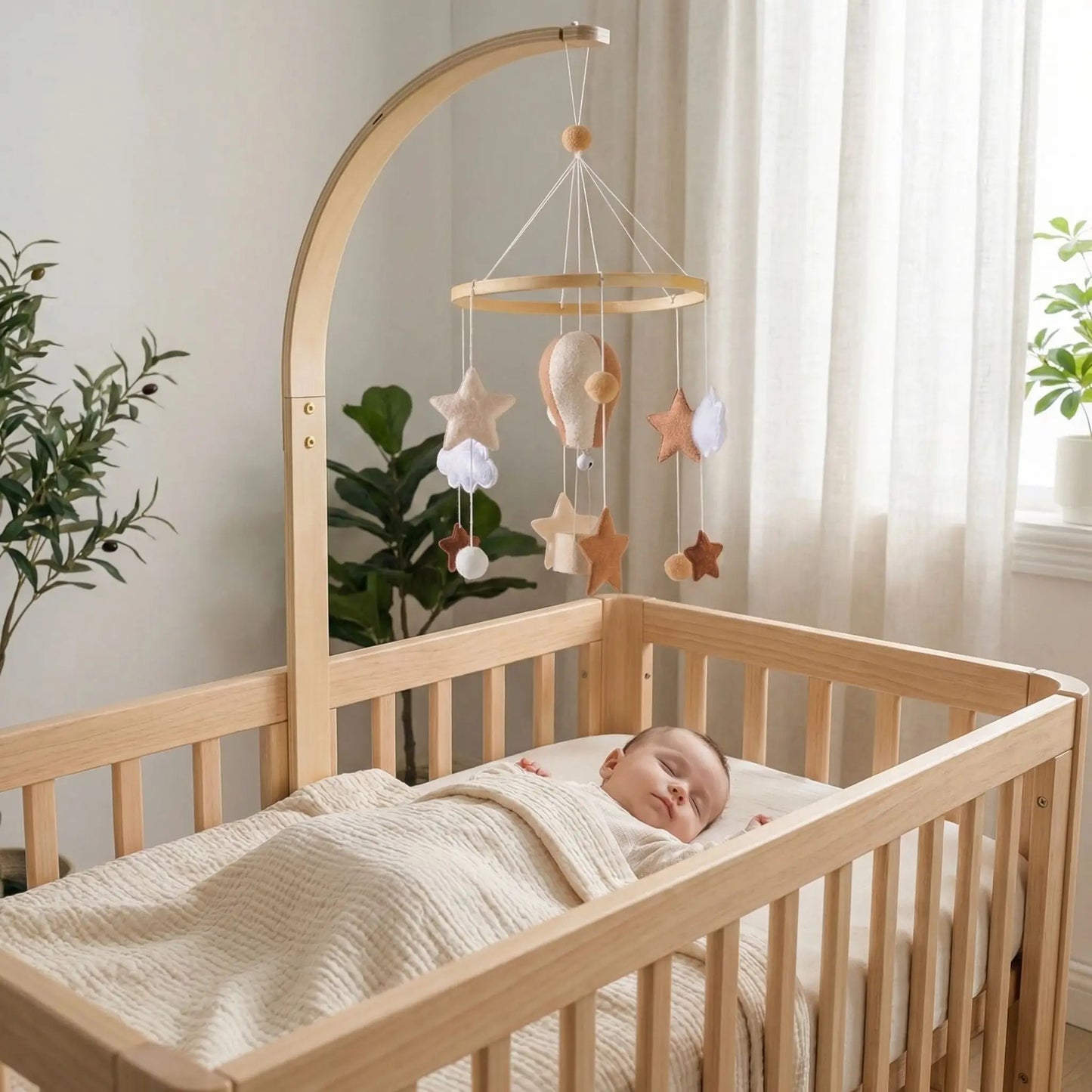 Bébé dort paisiblement dans berceau avec Mobile bebe Montgolfière Artisanale