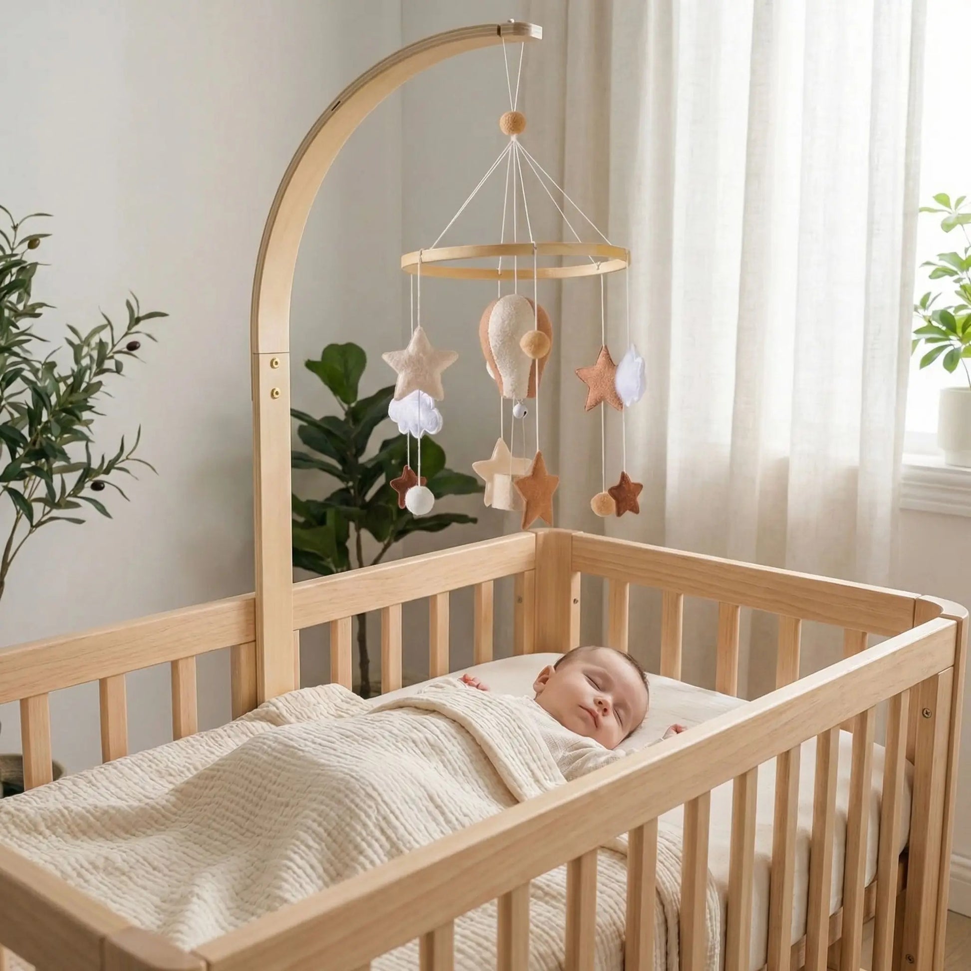 Bébé dort paisiblement dans berceau avec Mobile bebe Montgolfière Artisanale
