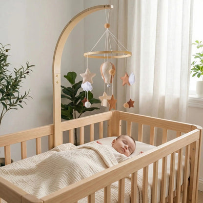 Bébé dort paisiblement dans berceau avec Mobile bebe Montgolfière Artisanale