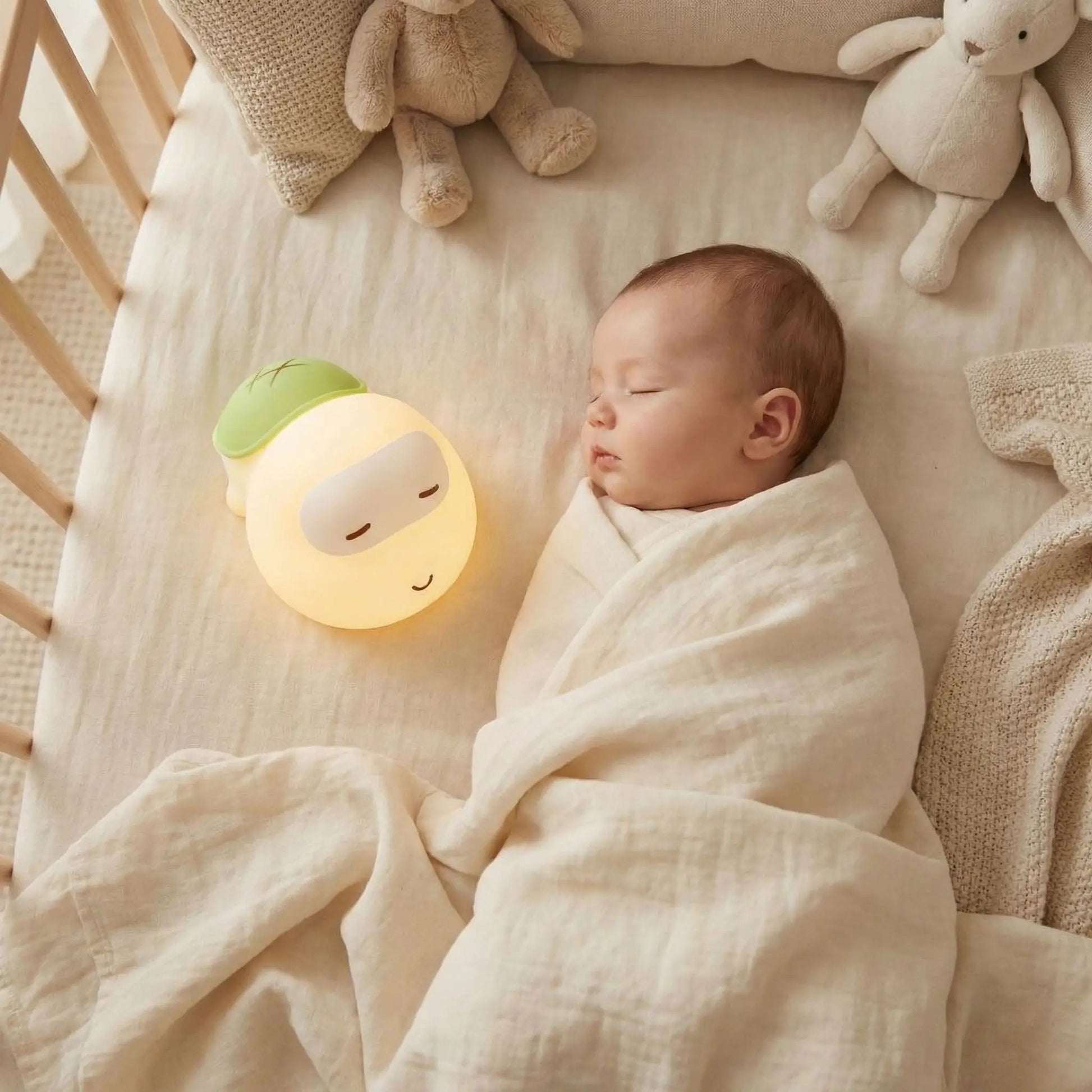 Bébé dort paisiblement dans berceau avec Veilleuse tortue DreamBright