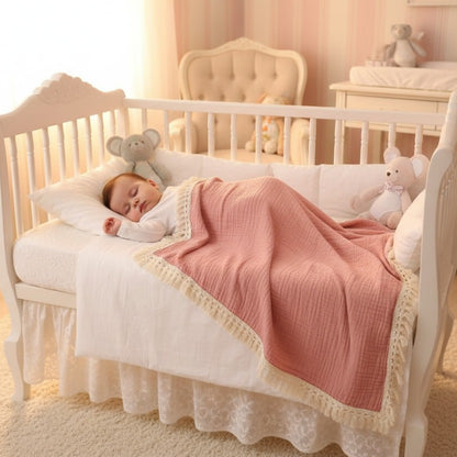 Bébé dort paisiblement dans berceau avec couverture bebe babyblanket rose
