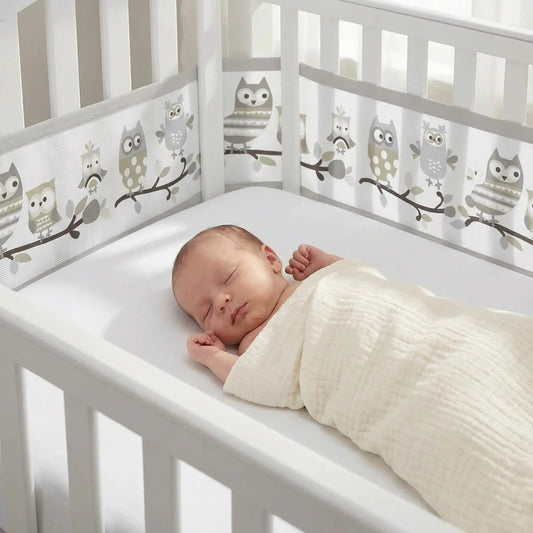 Bébé dort paisiblement dans berceau avec tour de lit respirant Aérosafe Hibou