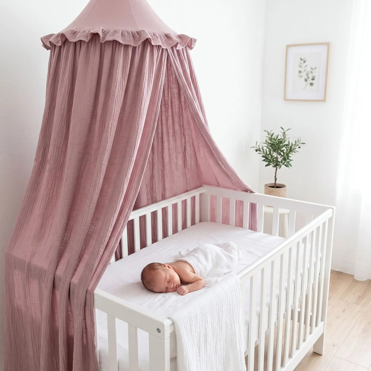 Bébé dort paisiblement dans berceau avec voile lit bebe mousseline