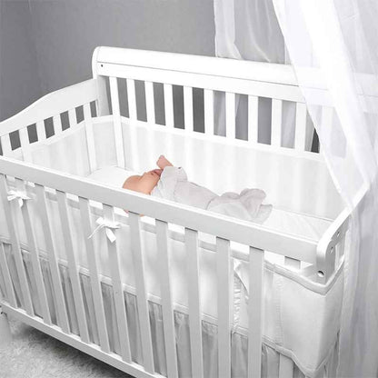 Bébé dort paisiblement dans berceau protégé par tour de lit respirant AirSafe